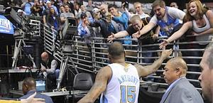 Carmelo Anthony saluta i tifosi di Denver. Ap