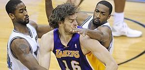 Pau Gasol stretto fra Hilton Armstrong (a sin.) e Gilbert Arenas. Ap