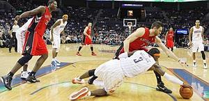 Andrea Bargnani contro Gerald Wallace. Ap