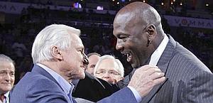 Michael Jordan e l'ex coach di North Carolina Dean Smith. Ap