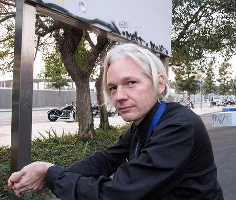 http://www.newsofgossip.net/SpazioGossip/wp-content/uploads/2010/12/wikileaks-julian-assange1.jpg