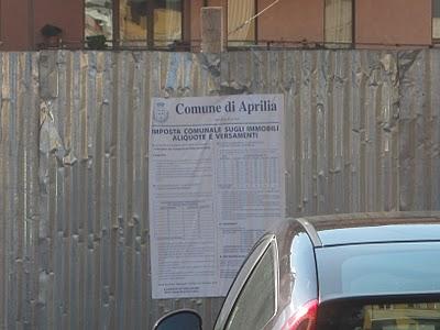 Manifesti abusivi persino in piazza