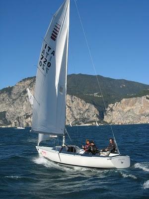 VELA - L'equipaggio Paralimpico della CANOTTIERI GARDA INCONTRA I GIOVANI DELLE SCOLE GARDESANE