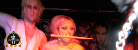 Lady GaGa si esibisce con i Semi Precious Weapons