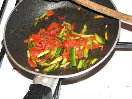 Frittatine di patate e pasta con ragù di verdure