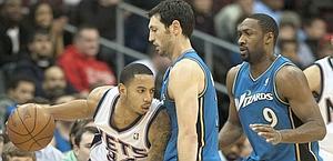 Devin Harris contro Kirc Hinrich e Gilbert Arenas. reuters