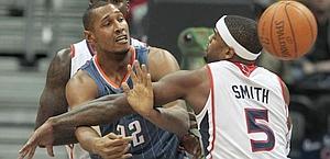  Boris Diaw (32) beffa Josh Smith. Ap 