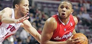  Eric Gordon, difende la palla da Tayshaun Prince. Ap