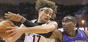 Stoudemire, a destra, in lotta  contro Varejao. Ap