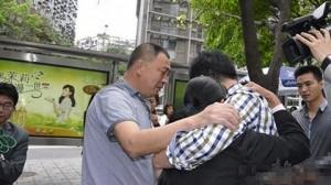Google Maps riunisce una famiglia: Luo Gang rapito a 5 anni abbraccia i genitori