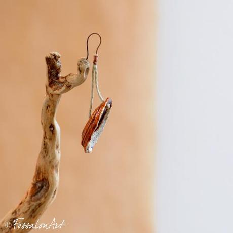 Orecchini in corda, sabbia e frammenti di conchiglie