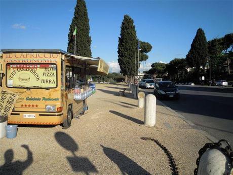 Esposto alla Procura della Repubblica contro i camion-bar illegali. Il Comune ha autorizzato postazioni contrarie al Codice della Strada. Perché?