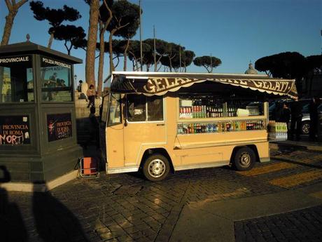 Esposto alla Procura della Repubblica contro i camion-bar illegali. Il Comune ha autorizzato postazioni contrarie al Codice della Strada. Perché?