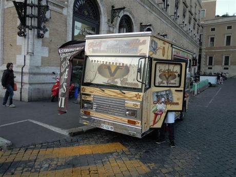 Esposto alla Procura della Repubblica contro i camion-bar illegali. Il Comune ha autorizzato postazioni contrarie al Codice della Strada. Perché?