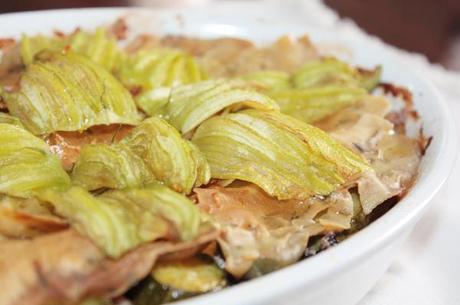 Lasagna con sfoglie di farro al basilico e prezzemolo con radicchio, zucchine e robiola