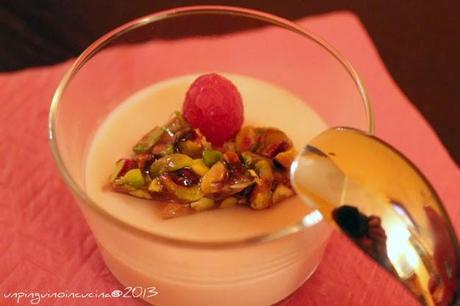 Panna cotta ai lamponi con croccante di pistacchio leggermente salato