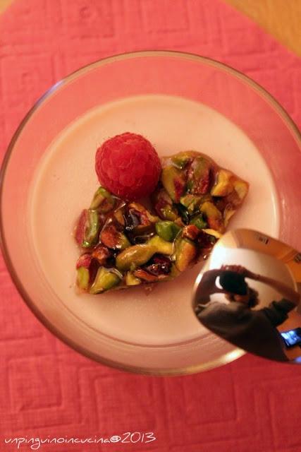 Panna cotta ai lamponi con croccante di pistacchio leggermente salato