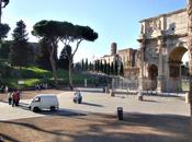 bellissimo piazzale colosseo, l'arco costantino troneggiare, pineta refrigerio turisti, sullo sfondo fori. trova l'intruso!