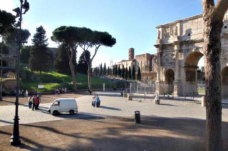 IL BELLISSIMO PIAZZALE DEL COLOSSEO, CON L'ARCO DI COSTANTINO A TRONEGGIARE, LA PINETA A DAR REFRIGERIO AI TURISTI, E SULLO SFONDO I FORI. TROVA L'INTRUSO!