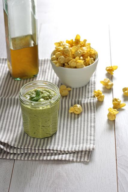 2b Perline al Parmigiano Reggiano con pesto di fave e noci preparazione