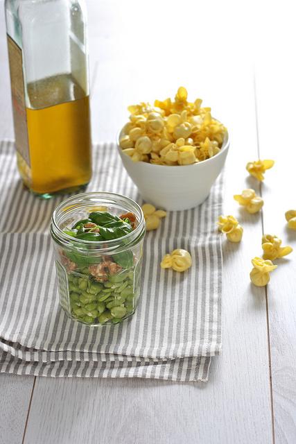 2a Perline al Parmigiano Reggiano con pesto di fave e noci preparazione