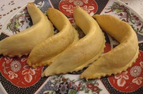 I corni di gazzella sono dei dolcetti marocchini a base di mandorle e nocciole, perfetti per concludere una cena a base di cous cous.