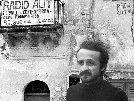 Peppino Impastato davanti la sede di Radio Aut