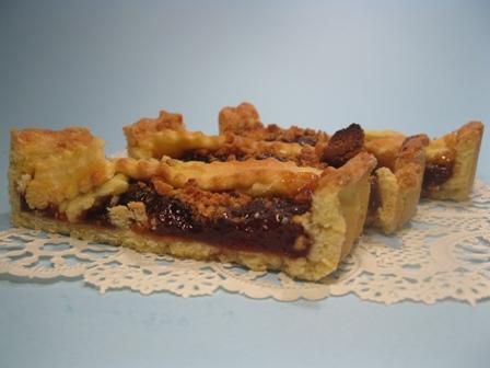 Crostatina lunga lunga ma con marmellata e amaretti e una notizia interessante per tutti!!!