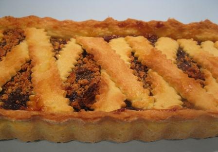 Crostatina lunga lunga ma con marmellata e amaretti e una notizia interessante per tutti!!!