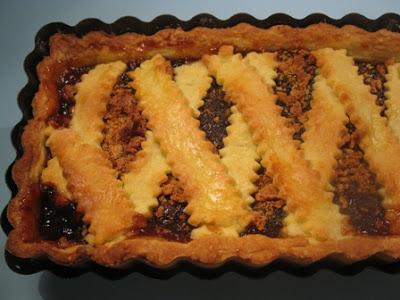 Crostatina lunga lunga ma con marmellata e amaretti e una notizia interessante per tutti!!!