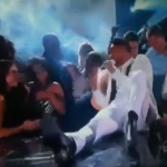 Billboard Music Awards, Miguel si butta sulla folla e colpisce due ragazze