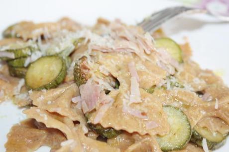 Farfalle integrali alla paprika con zucchine e prosciutto