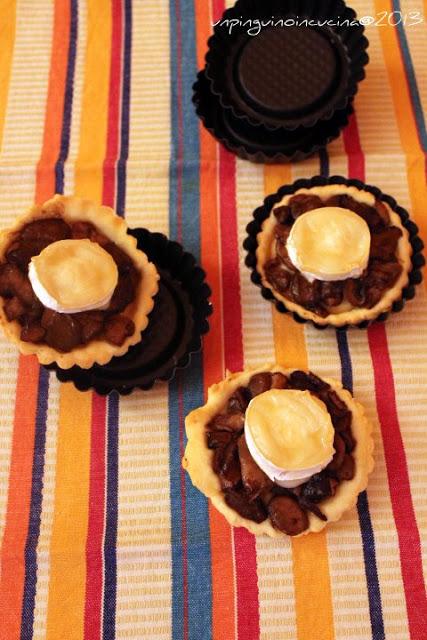 Tartellette con funghi, chèvre e miele tartufato