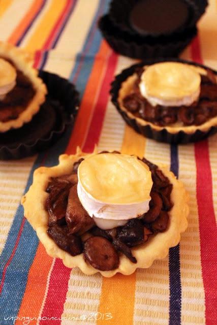 Tartellette con funghi, chèvre e miele tartufato