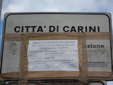 A Carini, dove la spiaggia è diventata una fogna. E il sindaco vieta la balneazione...