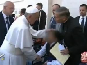 Il video (inedito) del presunto esorcismo di papa Francesco