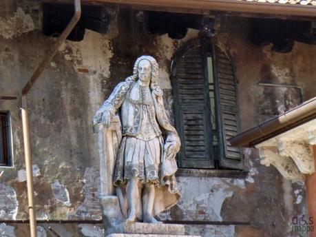 statua scipione maffei piazza signori verona 550x412 Scipione Maffei e Merope