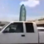 Chiede aiuto dal cofano di un furgone: “Sono stato investito” (video)
