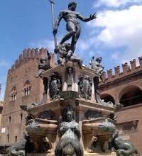 Nudo nella fontana del  Nettuno in piazza Maggiore Le foto sui network