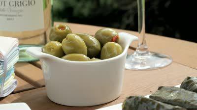 ... olive e un calice di prosecco.