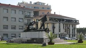 Piazza Garibaldi oggi, con il monumento ai Caduti di Lorenzo Viani e Domenico Rambelli inaugurato il 3 luglio 1927.