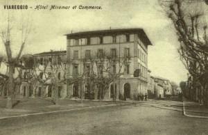 Piazza Garibaldi e via S.Francesco (Foto tratta da Nuova Viareggio Ieri N.11-marzo1994)