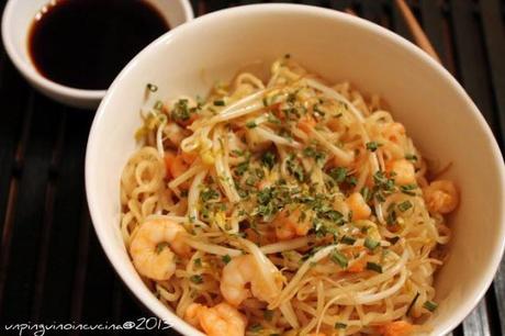 Noodles con gamberi e germogli di soia