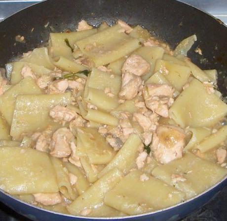 Paccheri al salmone con formaggio Squacquerone