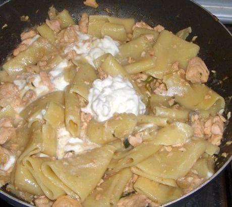 Paccheri al salmone con formaggio Squacquerone