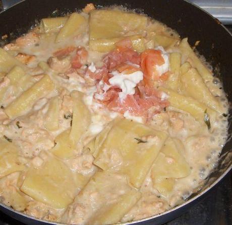 Paccheri al salmone con formaggio Squacquerone