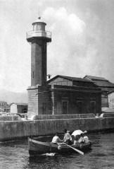 Faro vecchio con campanella che serve a chiamare soccorso -  foto tratta da 