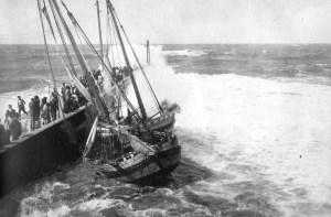 Navicelli scagliati dalle onde contro la punta del molo - foto tratta da 