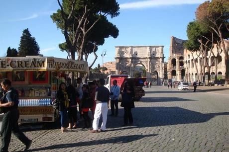 NON NE AVETE ANCORA ABBASTANZA? E ALLORA BECCATEVI UN'ALTRA CARRELLATA DI CARTOLINE DAL COLOSSEO, UNO DEI LUOGHI SIMBOLO PER COGLIERE APPIENO IL NOSTRO GRADO DI PERACOTTAGGINE E INCIVILTA'