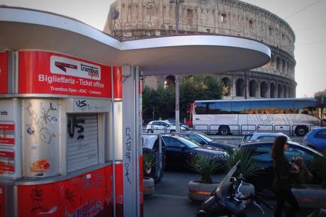 NON NE AVETE ANCORA ABBASTANZA? E ALLORA BECCATEVI UN'ALTRA CARRELLATA DI CARTOLINE DAL COLOSSEO, UNO DEI LUOGHI SIMBOLO PER COGLIERE APPIENO IL NOSTRO GRADO DI PERACOTTAGGINE E INCIVILTA'